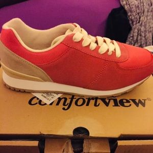 Comfort view  size 9 wide width-shoes never worn